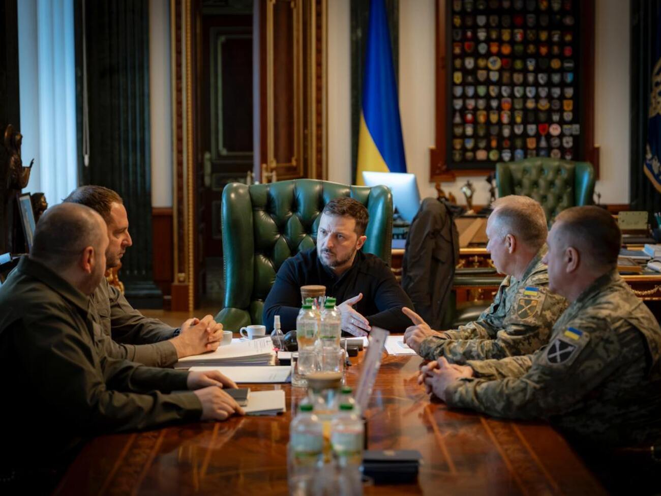 Зеленський опублікував фото з наради з військовими