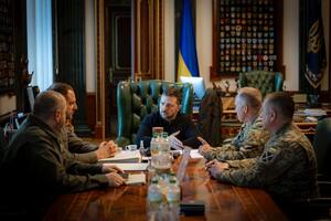 Зеленский опубликовал фото с совещания с военными