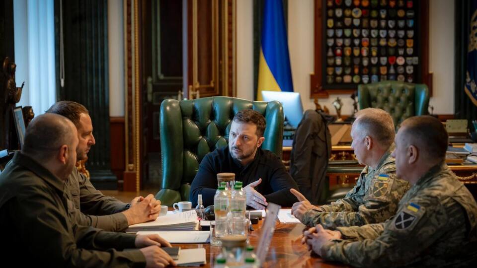 Зеленський опублікував фото з наради з військовими