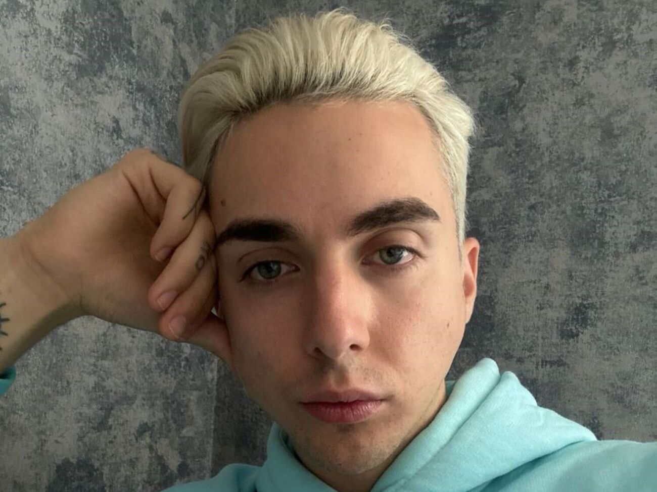 Летом 2021 года певец совершил каминг-аут, заявив о своей бисексуальности