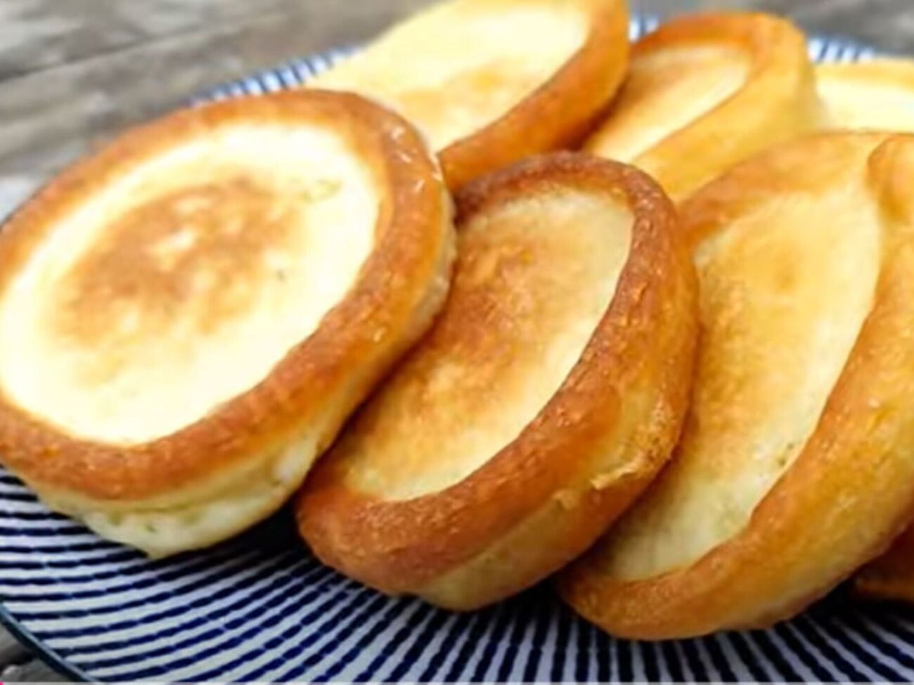 Жарить оладьи нужно на сковороде с большим количеством растительного масла