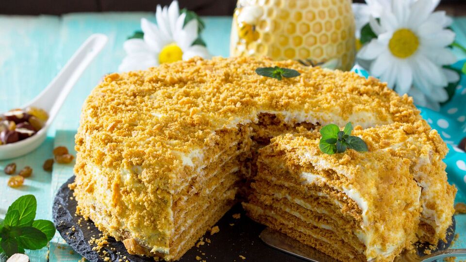 Торт потрібно посипати крихтою з коржів