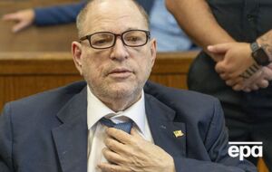 О домогательствах и насилии со стороны Вайнштейна в целом заявило более 80 женщин