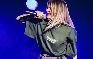 19 октября Kola в день своего 32-летия выступила с первым концертом во Дворце спорта