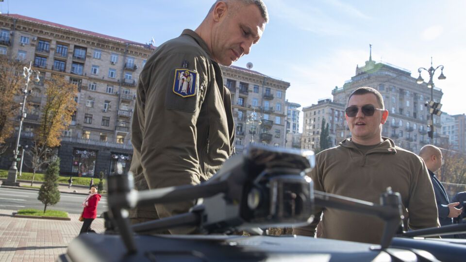 Віталій Кличко: Зокрема, на Донбас вирушать 150 дронів Mavic 3T і 400 Mavic 3 Pro