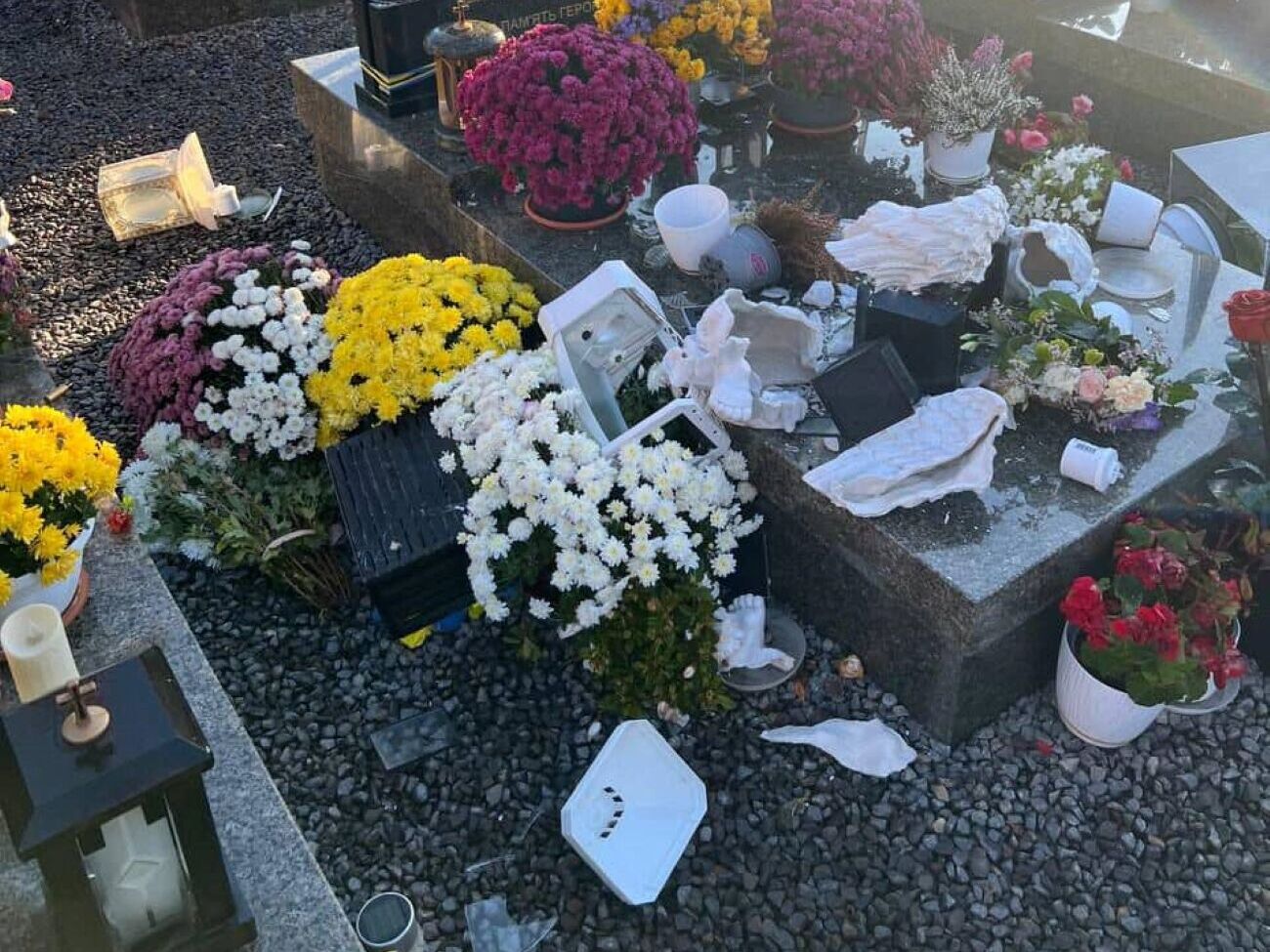 Цветы, венки и лампадки разбросали на 39 могилах