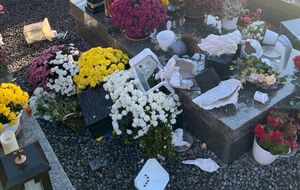 Цветы, венки и лампадки разбросали на 39 могилах