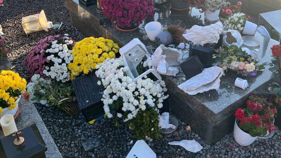 Цветы, венки и лампадки разбросали на 39 могилах