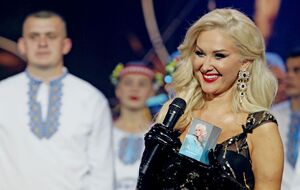 Бужинская во время концерта сменила несколько нарядов