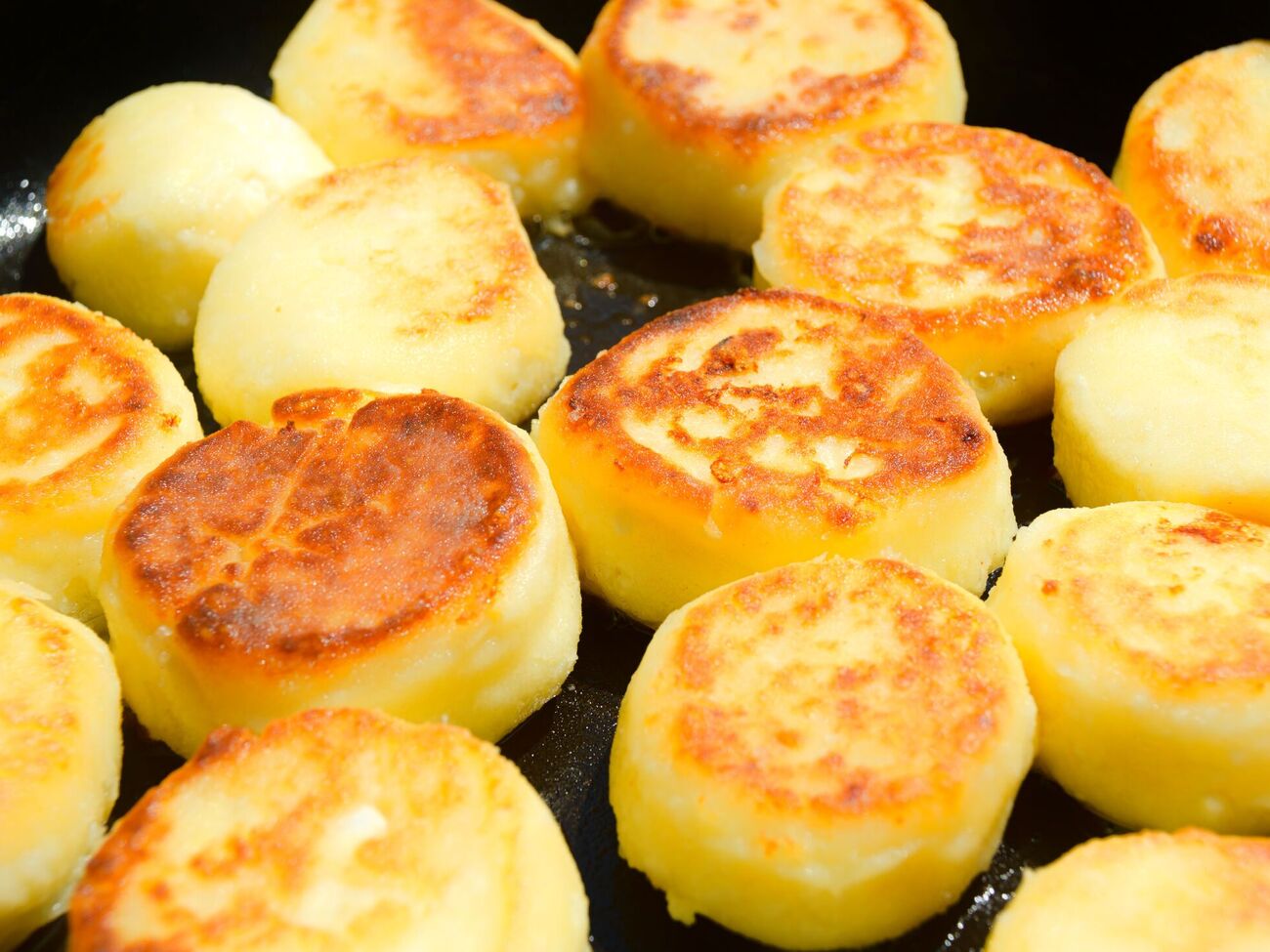 Для сирників краще брати сир середньої жирності