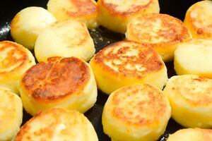 Для сырников лучше брать творог средней жирности