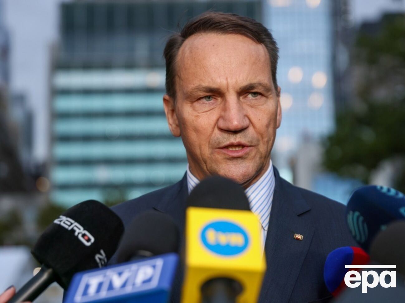 Сикорский считает, что выплаты украинским беженцам снижают мобилизационный потенциал Украины