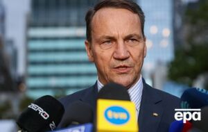 Сикорский считает, что выплаты украинским беженцам снижают мобилизационный потенциал Украины