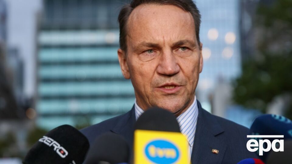 Сікорський вважає, що виплати українським біженцям знижують мобілізаційний потенціал України