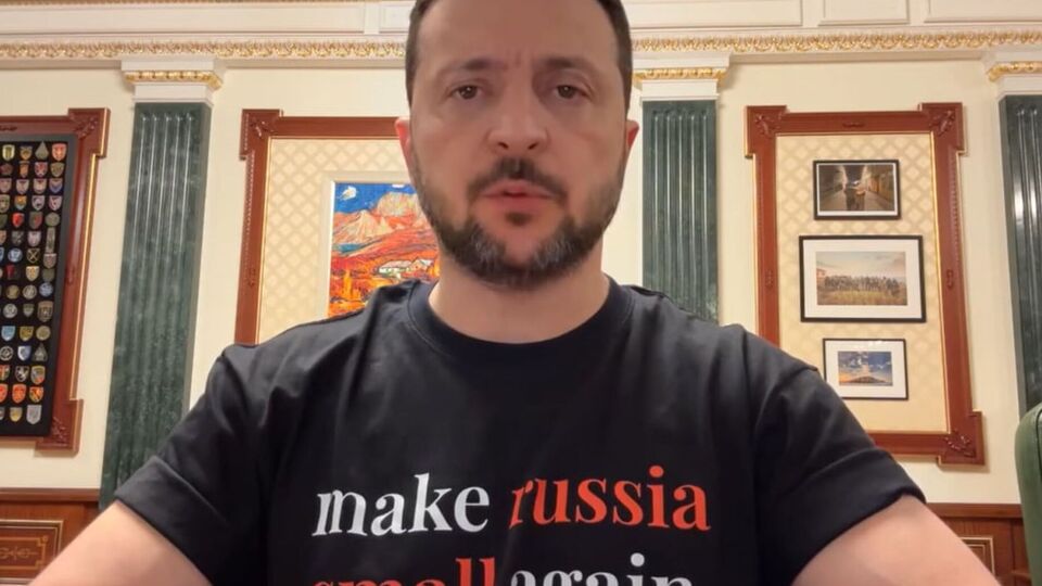 Назву країни-агресора РФ на футболці Зеленського написано з малої літери
