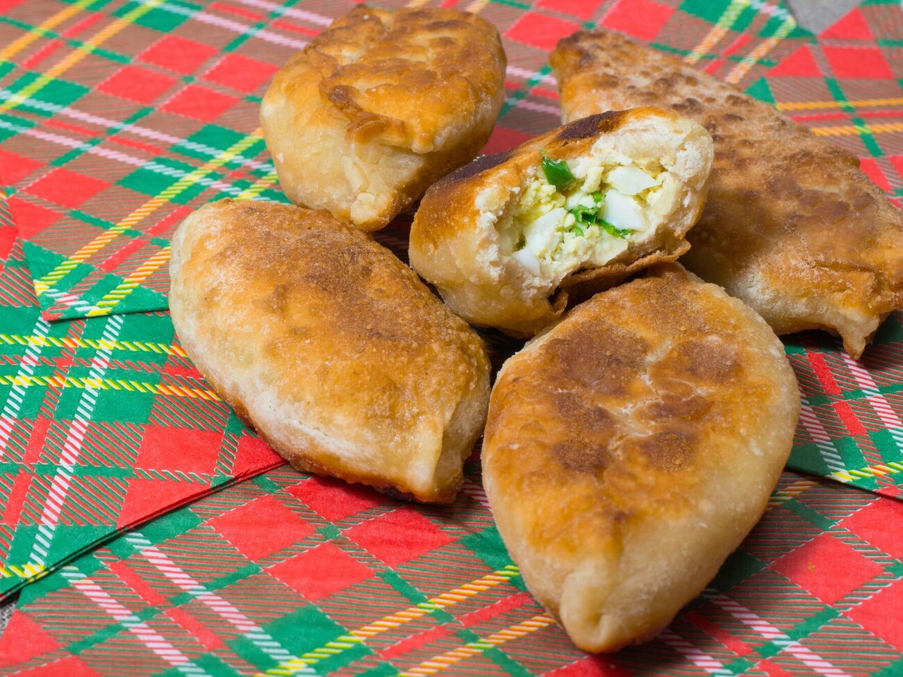 Пирожки жарят до румяной корочки