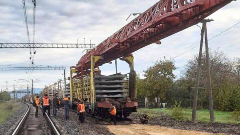 Ремонтні бригади вже працюють на місці обстрілу