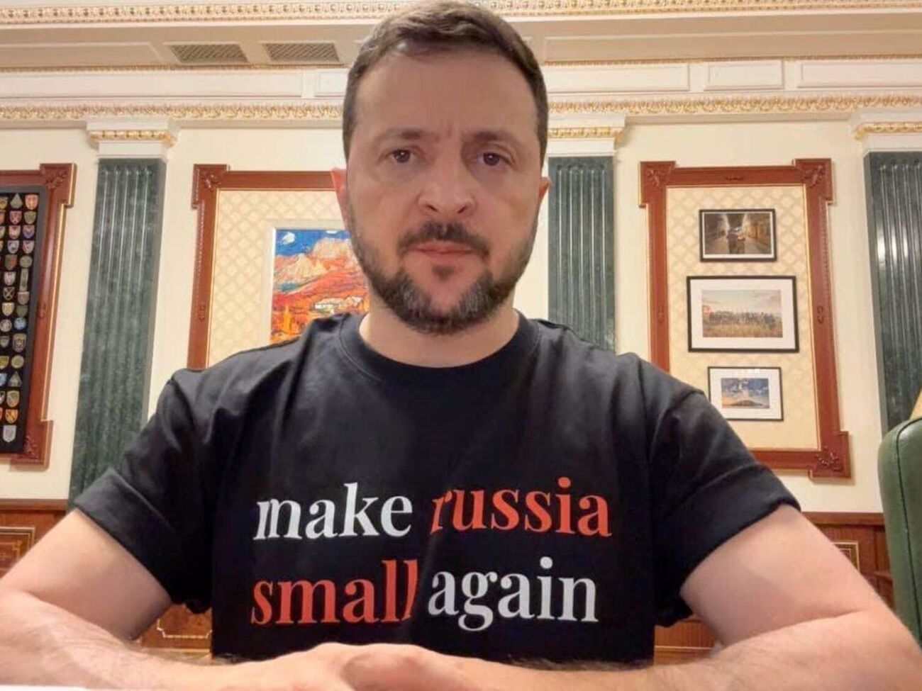 Зеленському також подарували футболки з принтом "Ukraine NATO now" і "Make Russia Pay"