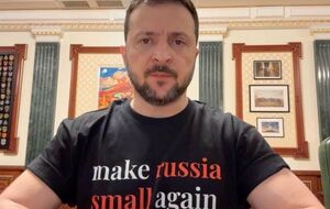 Зеленскому также подарили футболки с принтом "Ukraine NATO now" и "Make Russia Pay"