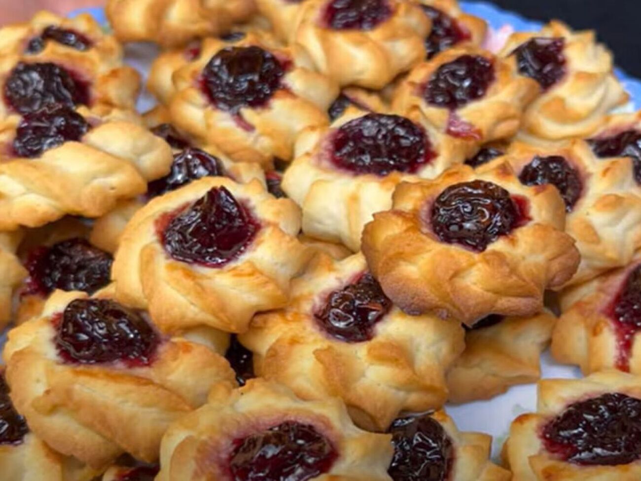 Выпекайте печенье 20 минут в духовке при 200 °C