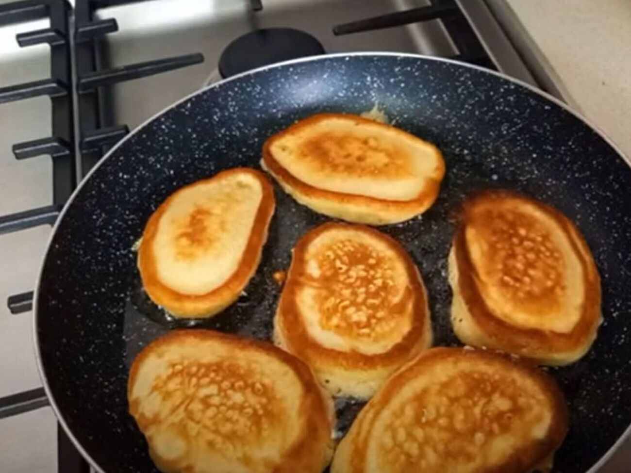 Обжарьте оладьи на сковороде с разогретым растительным маслом