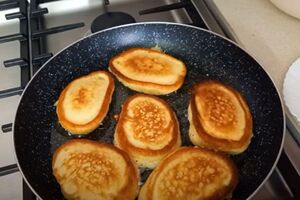 Обжарьте оладьи на сковороде с разогретым растительным маслом