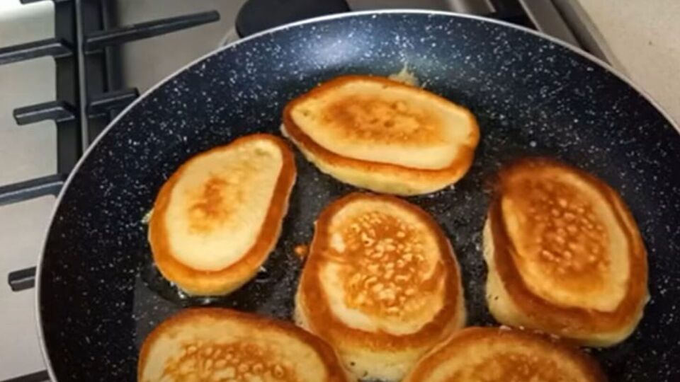 Обжарьте оладьи на сковороде с разогретым растительным маслом