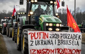 В Польше будут судить фермера и его дочь за плакат с обращением к кремлевскому диктатору