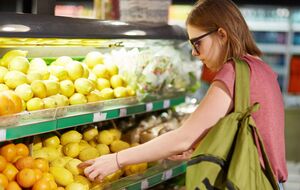 Проверить лимон на наличие химикатов можно с помощью бумажной салфетки