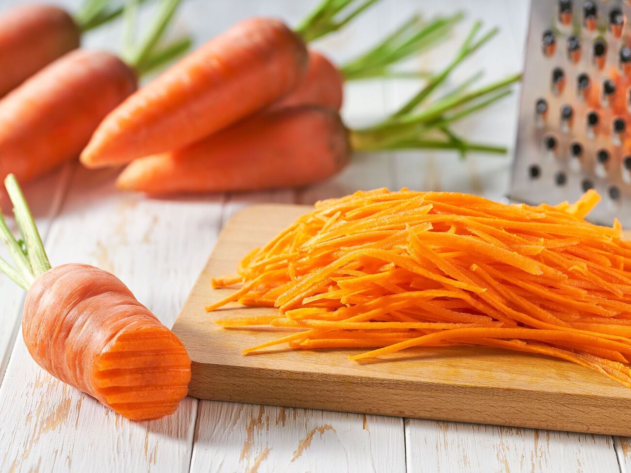 Для салата морковь нужно натереть на крупной терке