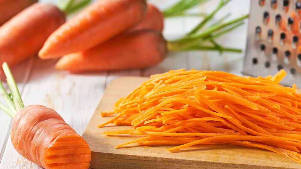 Для салата морковь нужно натереть на крупной терке