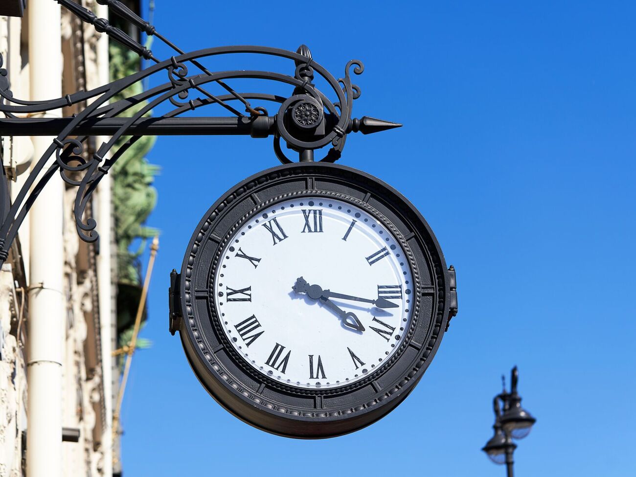 В 4.00 27 октября стрелки часов в Украине переведут на час назад