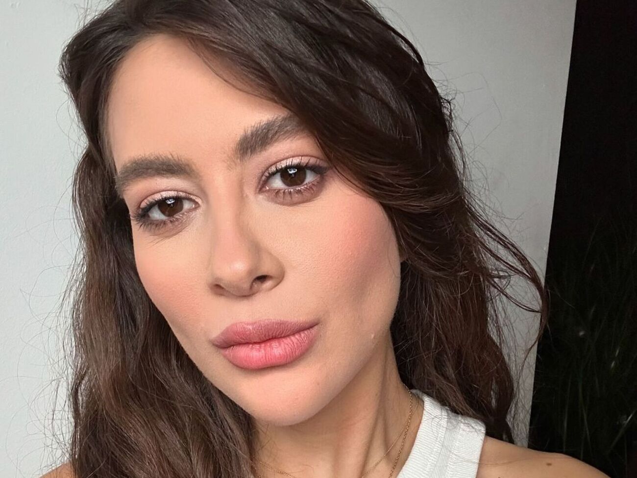 Эсхакзай впервые сообщила о романе с военнослужащим весной 2024 года