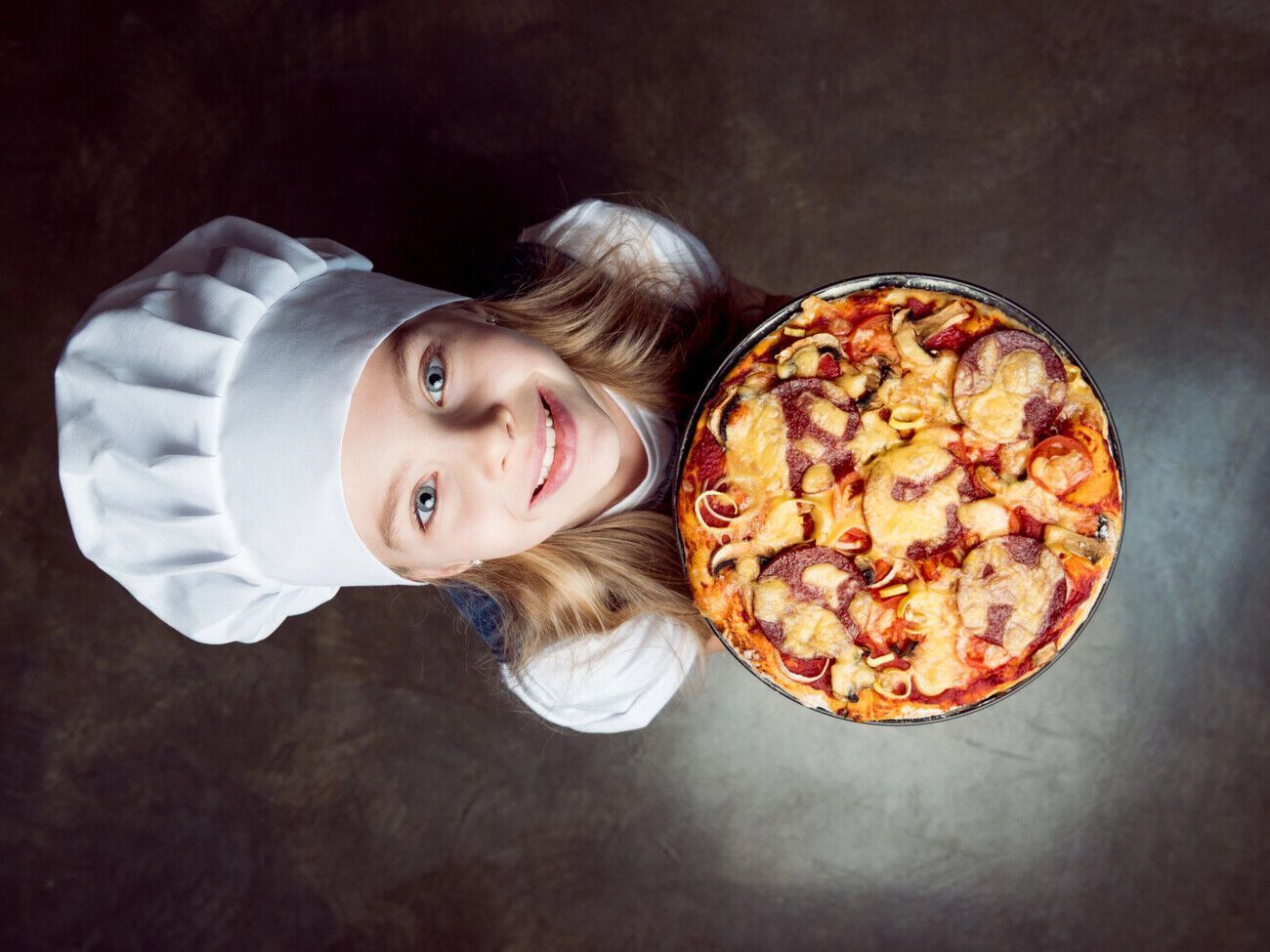 Человек, который выпекает пиццу, называется пиццайоло