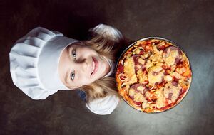 Человек, который выпекает пиццу, называется пиццайоло