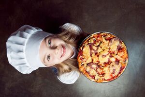 Человек, который выпекает пиццу, называется пиццайоло