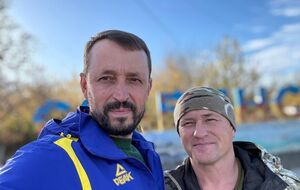 Валерий Дубиль (слева) выразил благодарность людям, которые систематически помогают собирать гуманитарный груз