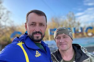 Валерий Дубиль (слева) выразил благодарность людям, которые систематически помогают собирать гуманитарный груз