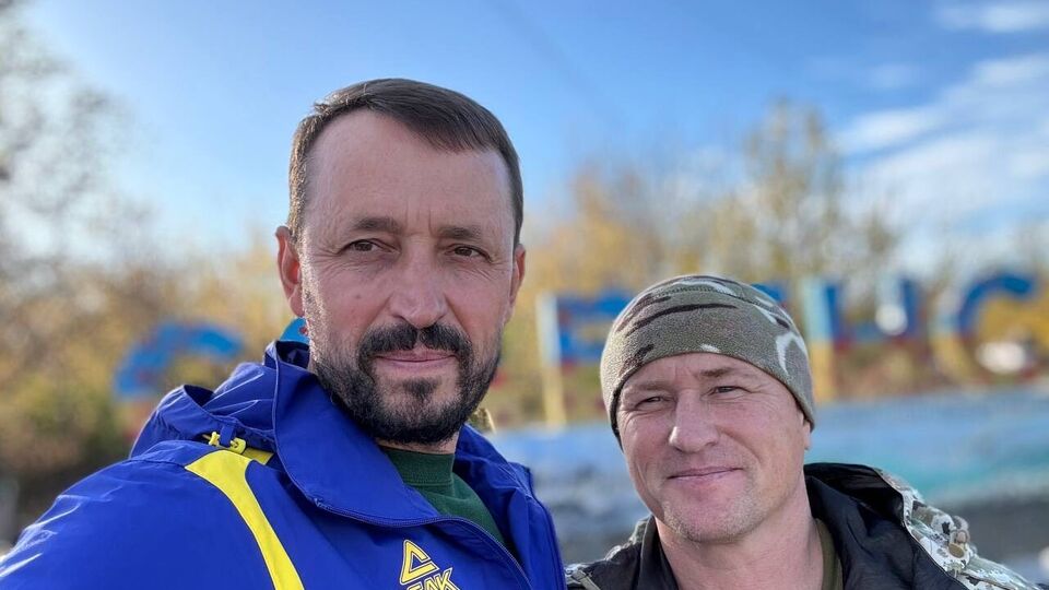 Валерий Дубиль (слева) выразил благодарность людям, которые систематически помогают собирать гуманитарный груз