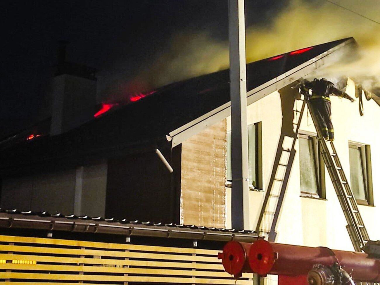 Уламки дронів упали на житлові будинки