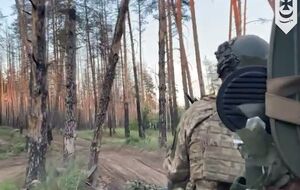 У Нацгвардії показали, як бригада "Буревій" пробирається крізь Серебрянський ліс, щоб виїхати на закриту позицію