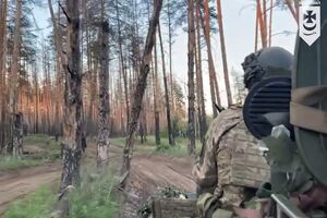 В Нацгвардии показали, как бригада "Буревій" пробирается через Серебрянский лес, чтобы выехать на закрытую позицию