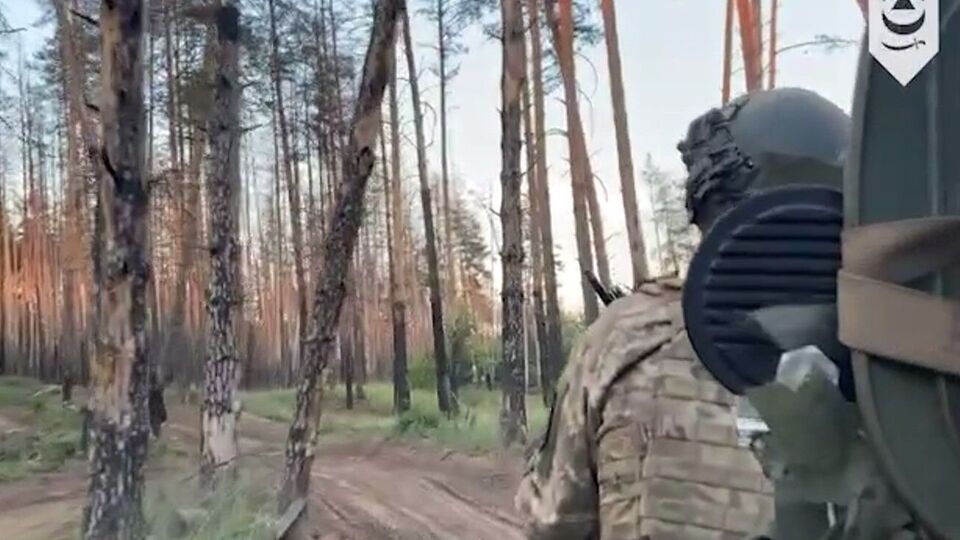 В Нацгвардии показали, как бригада "Буревій" пробирается через Серебрянский лес, чтобы выехать на закрытую позицию