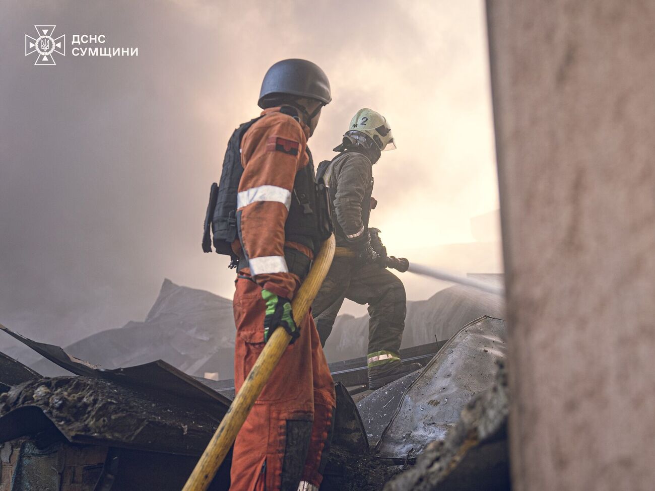 На місці влучання працюють рятувальники
