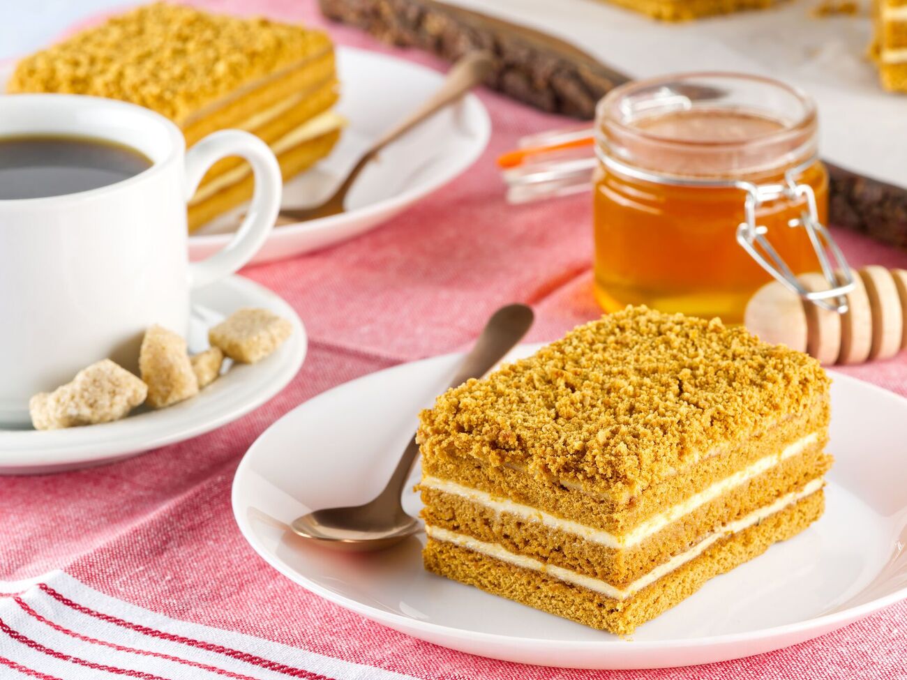 Медівник має постояти в холодильнику перед подаванням