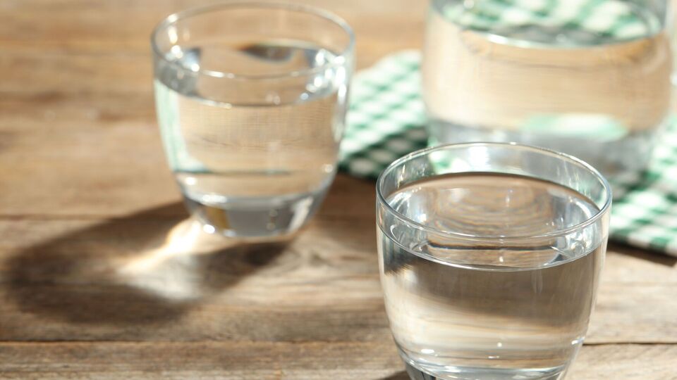 Від води на столі можуть залишатися плями