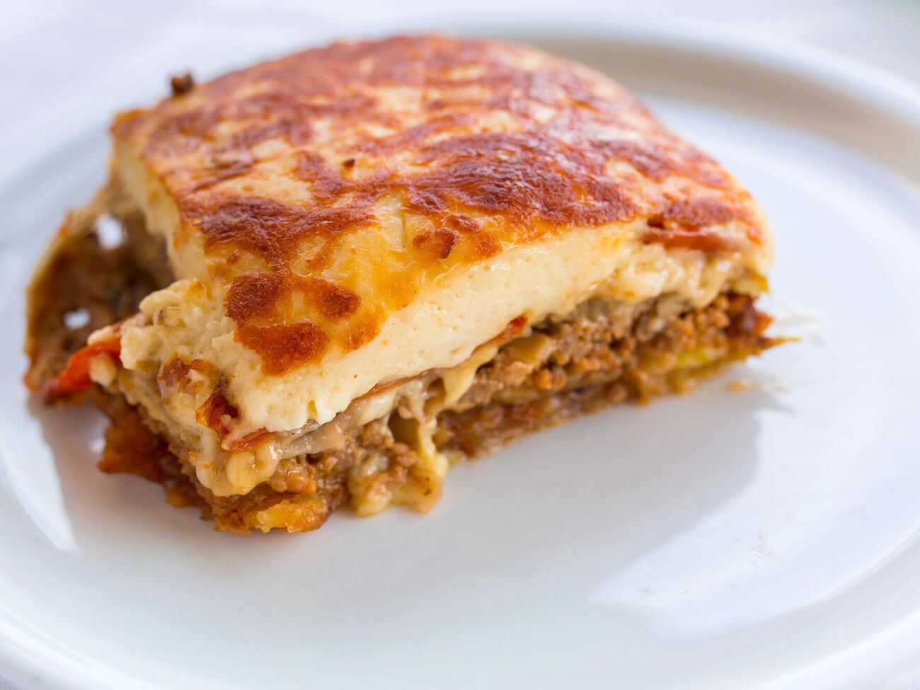 Классическую греческую мусаку готовят с добавлением картофеля