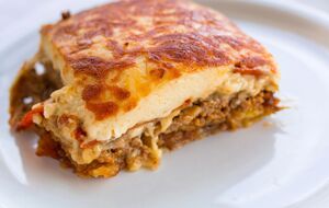 Классическую греческую мусаку готовят с добавлением картофеля
