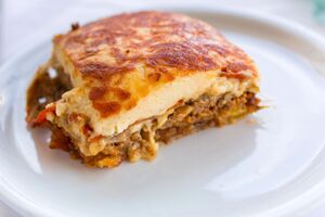 Классическую греческую мусаку готовят с добавлением картофеля