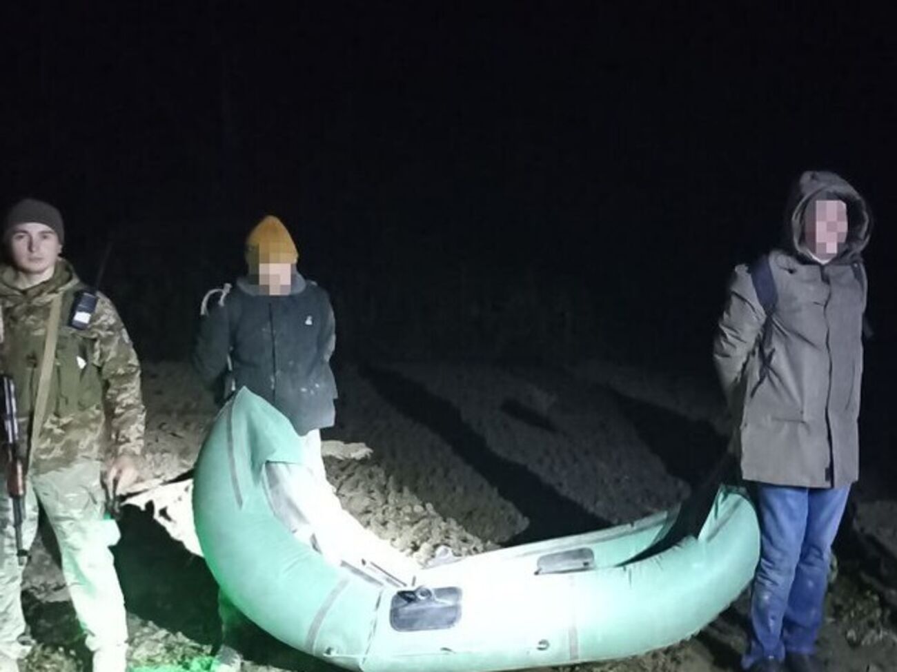 Прикордонники затримали двох чоловіків, які хотіли нелегально перетнути кордон